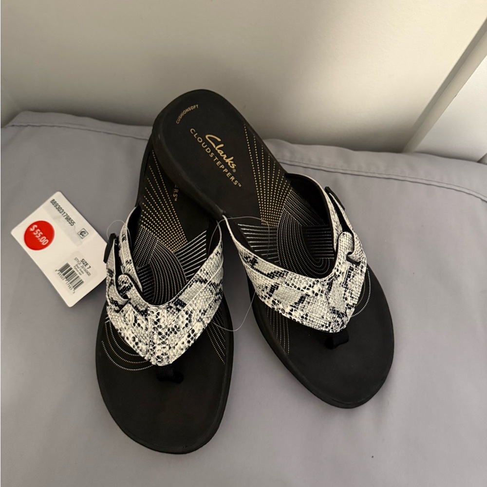 NWT!! Clarks Women's Black and White Sandals- size 7 - Picture 3 of 5